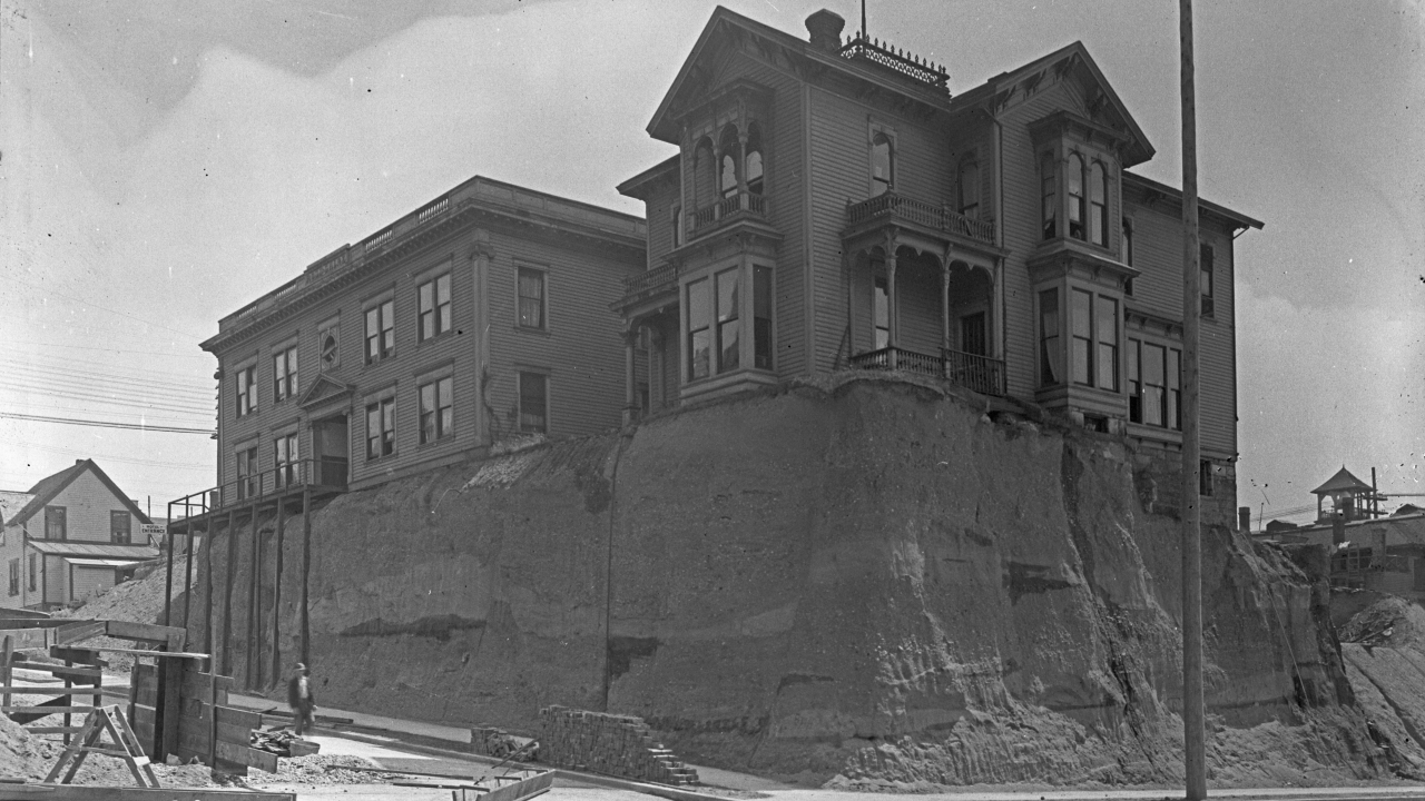 Ross Shire Hotel during regrade, 1914