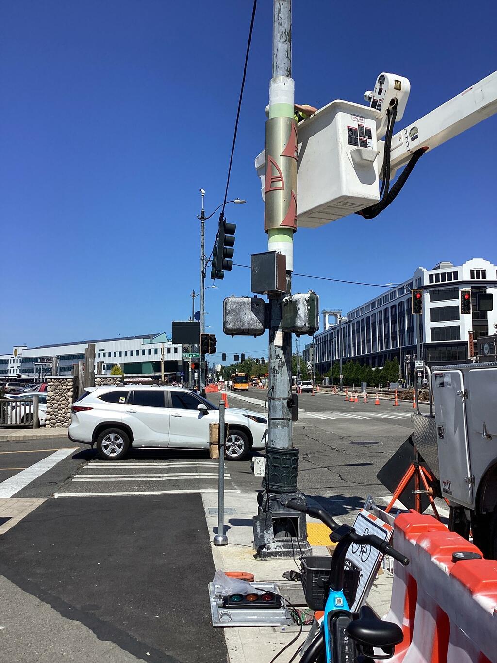 Crews installing new signal heads at Wall St.