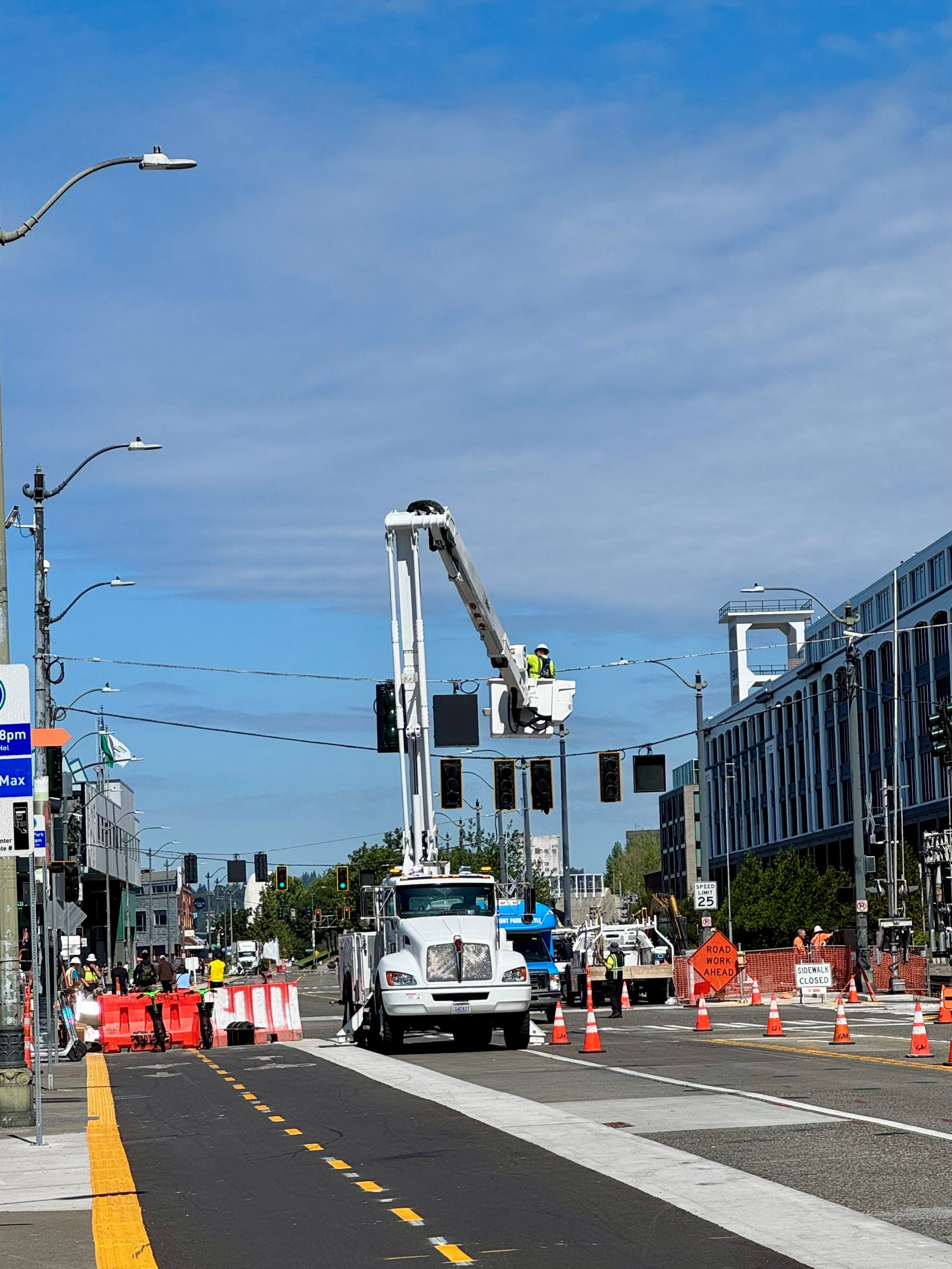 Crews installing new signal head at Alaskan Way and Vine St.