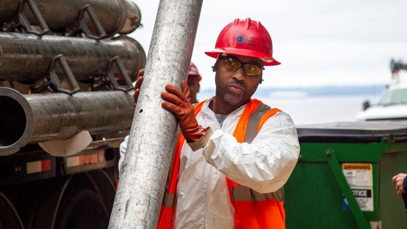 An SPU worker moving a pipe.