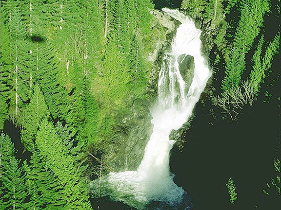 Deep in the Cedar River canyon, Lower Cedar Falls is so remote that the only way to see it is by helicopter. During late winter and spring, snow surveys by SPU Watershed Protection staff are performed by helicopter to survey all the sites in one day throughout the upper Cedar and Tolt River watersheds.