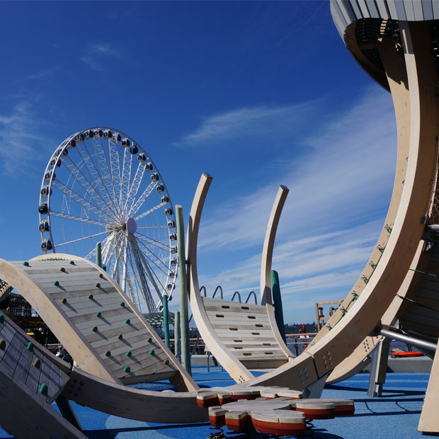 Play space on Pier 58 featuring an 18-foot jellyfish-inspired climbing structure. 